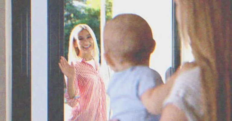 Clara a commencé à aider Daisy à élever les enfants, et ils ont vécu comme une famille sous un même toit | Source : Shutterstock