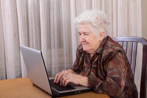Abuela estudiando en el computador. | Foto: Shutterstock
