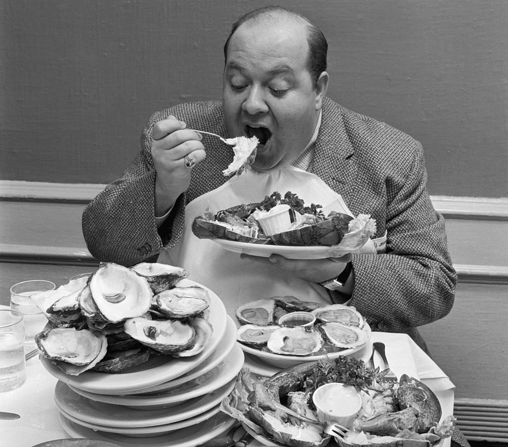 Stubby Kaye is seen eating huge portions of food on June 07, 1957 | Photo: Getty Images