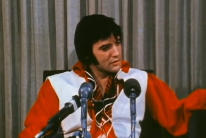 Elvis Presley en la entrevista de 1974 filmada en Texas.| Foto: YouTube / Josinho1989. Elvis Presley en la entrevista de 1974 filmada en Texas.| Foto: YouTube / Josinho1989.