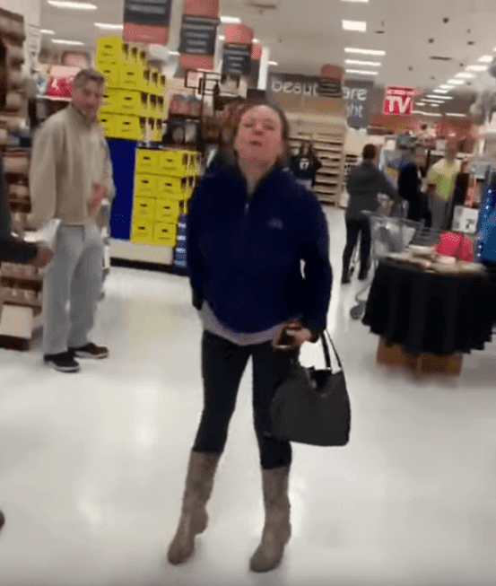 Une femme blanche est surprise en train d'attaquer un couple noir dans un supermarché ShopRite. l Source: YouTube/JustRandomStuff