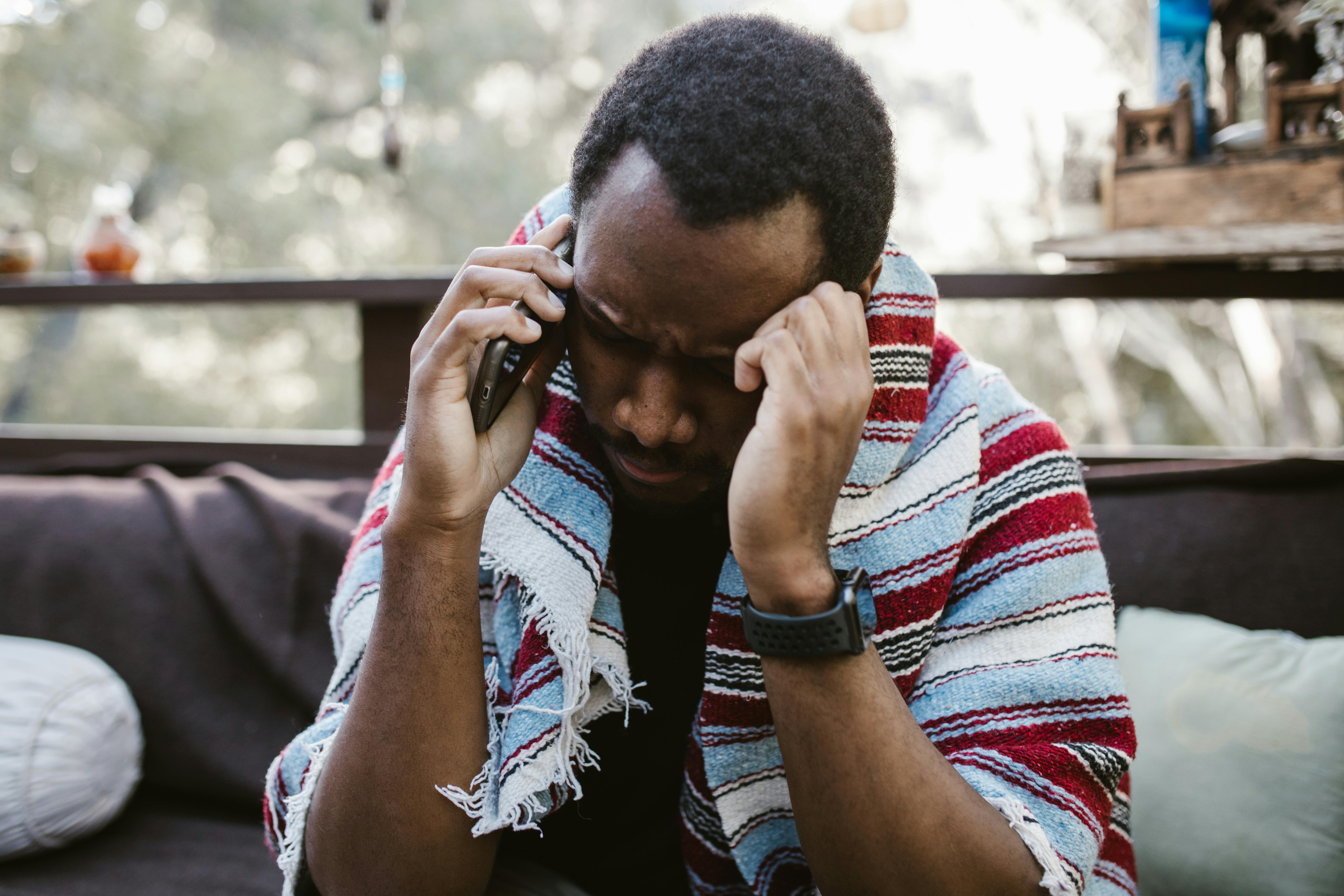 An upset man talking on the phone | Source: Pexels