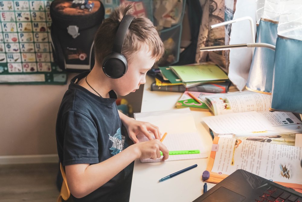 Niño haciendo sus tareas escolares. | Foto: Shutterstock