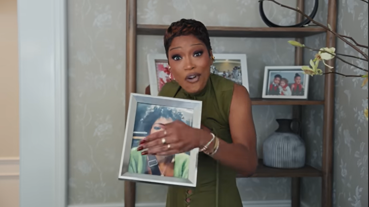 Palmer playfully calls out her mom's hilarious decorating choices, questioning why a random iPhone picture is blown up so big. | Source: YouTube/@Archdigest