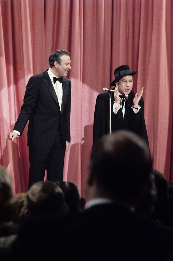 Carl Reiner and Mel Brooks perform their routine 'The 2000 Year Old Man' in 1967| Photo: Getty Images