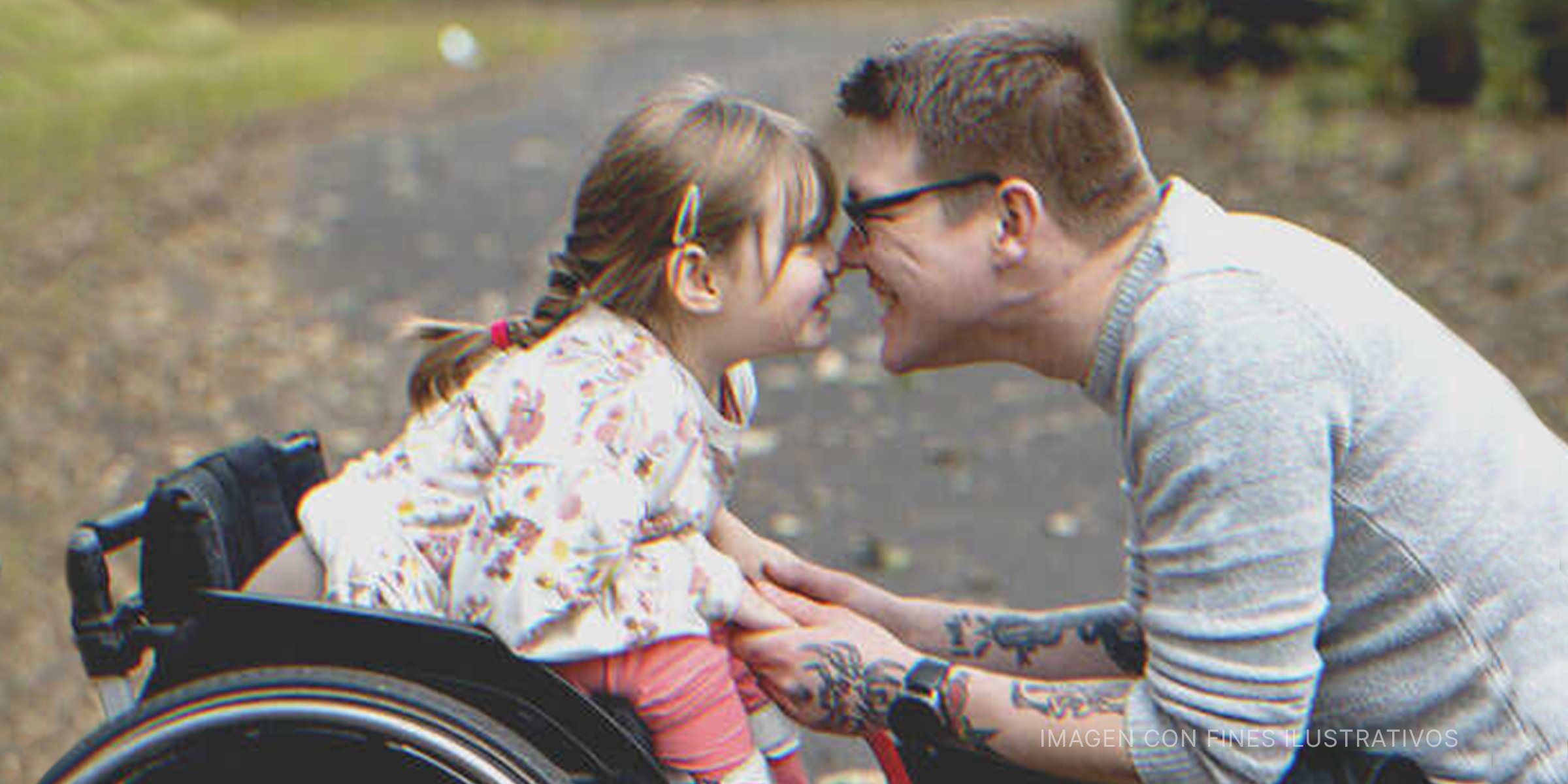 Hombre compartiendo con una niña en silla de ruedas. | Foto: Getty Images