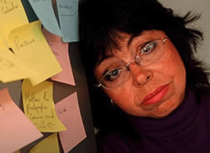 Michelle Philpots pone notas por la casa para recordar lo que debe hacer. | Foto: YouTube/ CuriosoBen