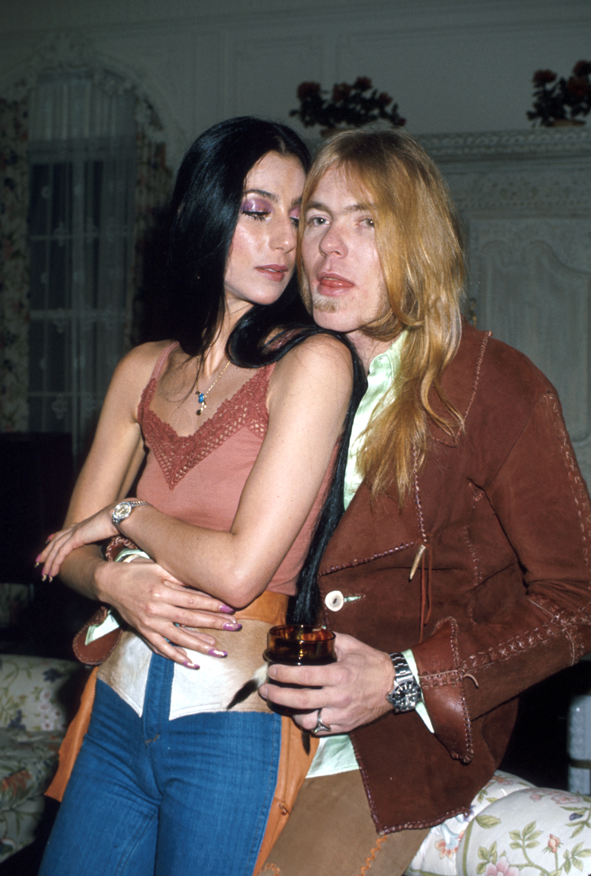 Cher poses and Gregg Allman in Los Angeles, California, in 1977. | Source: Getty Images