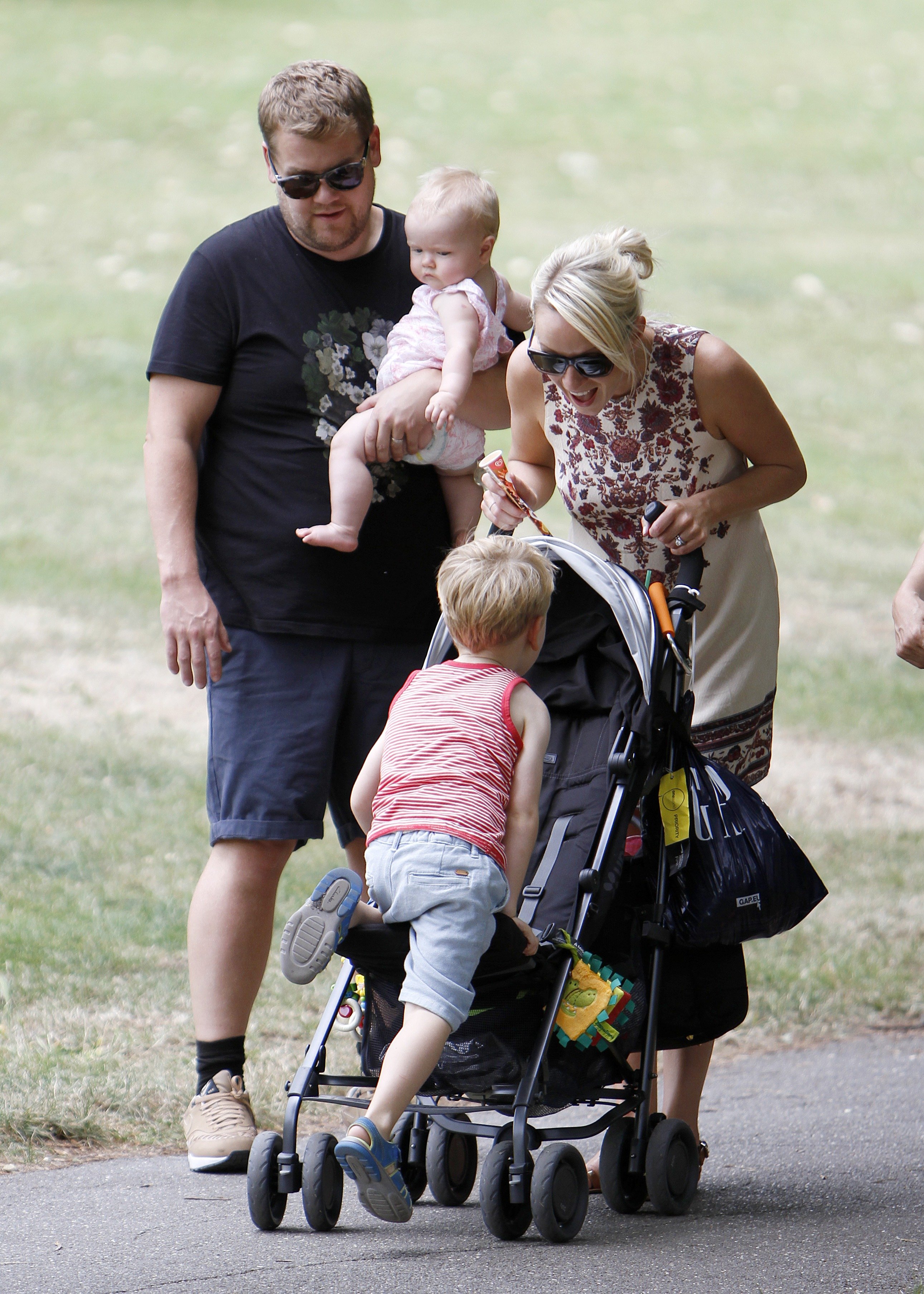 James Corden and Julia Carey talk a walk with their children in London, England on July 1, 2015 | Photo: Getty Images