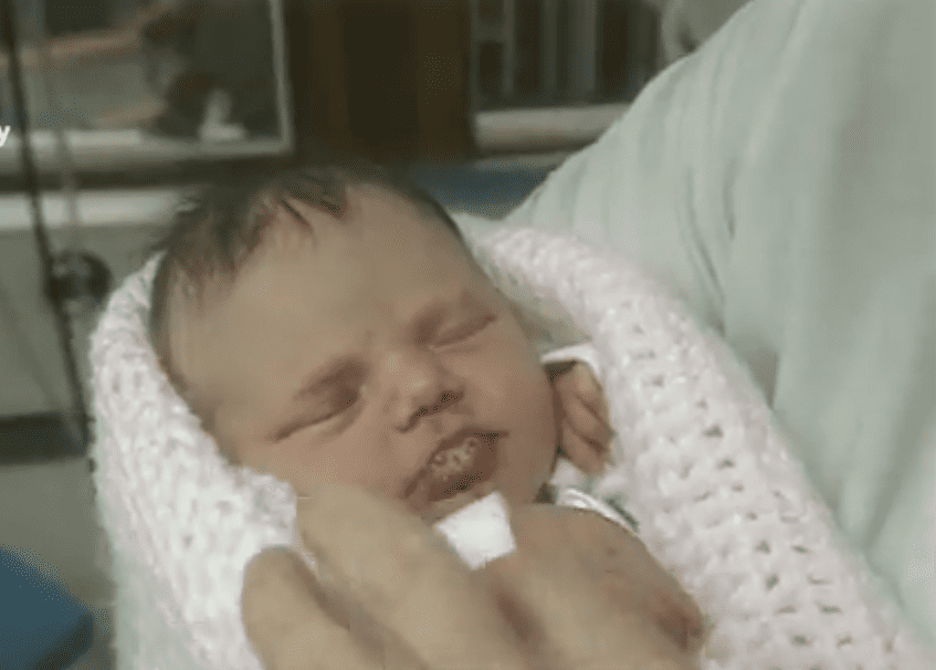 Ein Babyfoto von Leah im Krankenhaus. | Quelle: Twitter/BBCNorthPR
