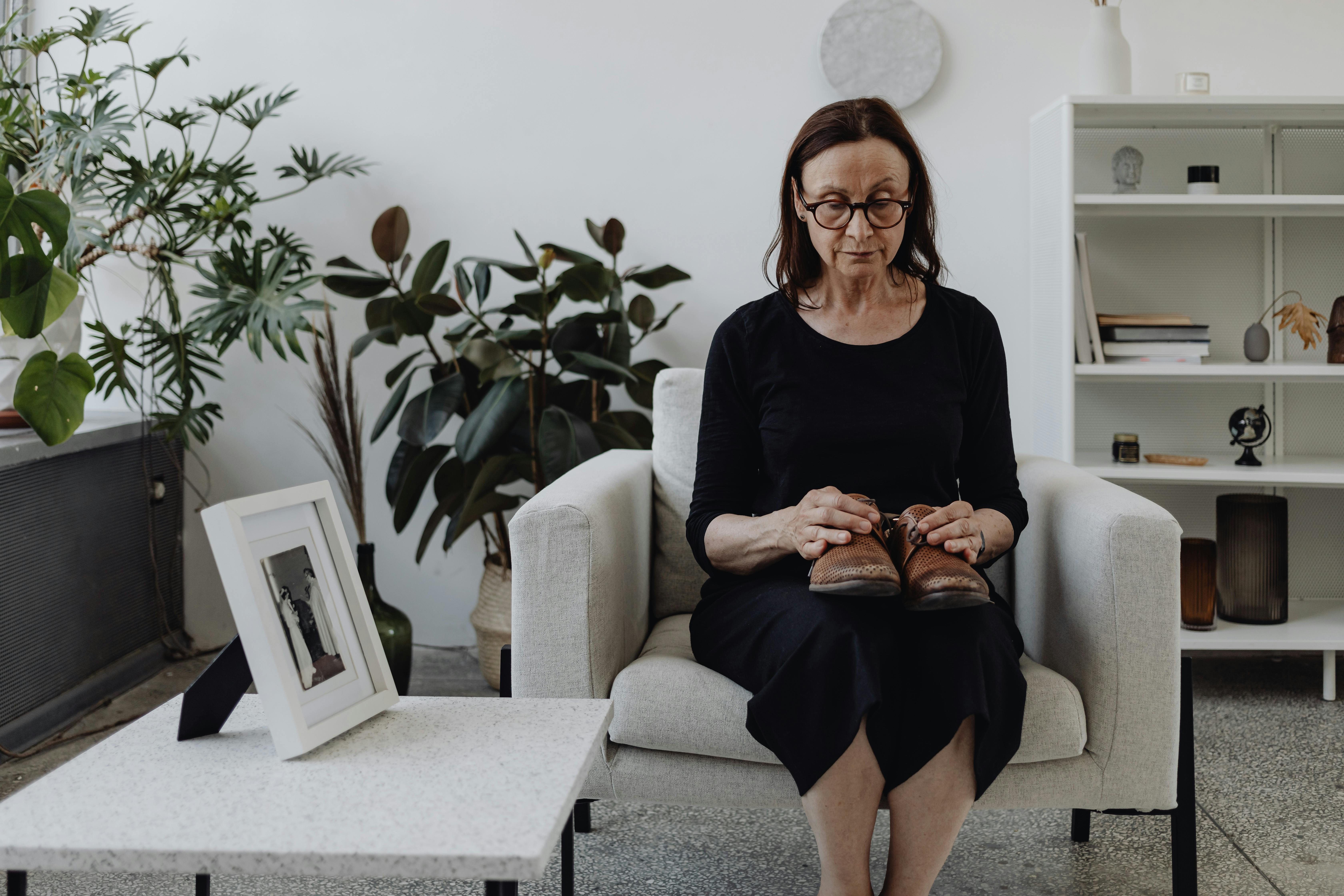 A sad woman in her living room | Source: Pexels