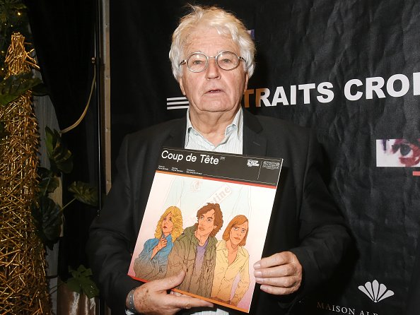 Le réalisateur Jean-Jacques Annaud assiste au vernissage de l'exposition "Portraits Croisés" de Paris Match. |Photo : Getty Images