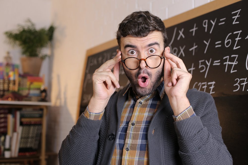 Schockierter Lehrer mit offenem Mund. I Quelle: Shutterstock