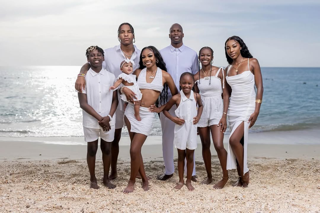 Chad "Ochocinco" Johnson poses with seven of his children, dated July 20, 2022 | Source: Instagram/ochocinco