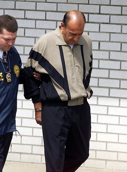 Anthony Ciccone est conduit hors de la Waterfront Commission par la police. | Photo : Getty Images.
