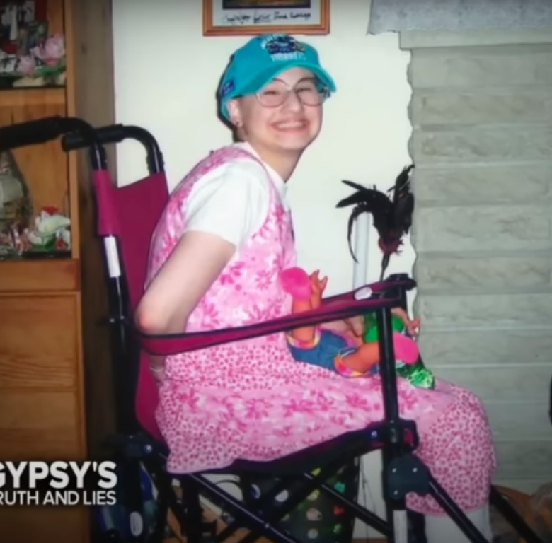 Gypsy Rose Blanchard posing for a picture in her wheelchair posted on January 6, 2018 | Source: YouTube/ABC News