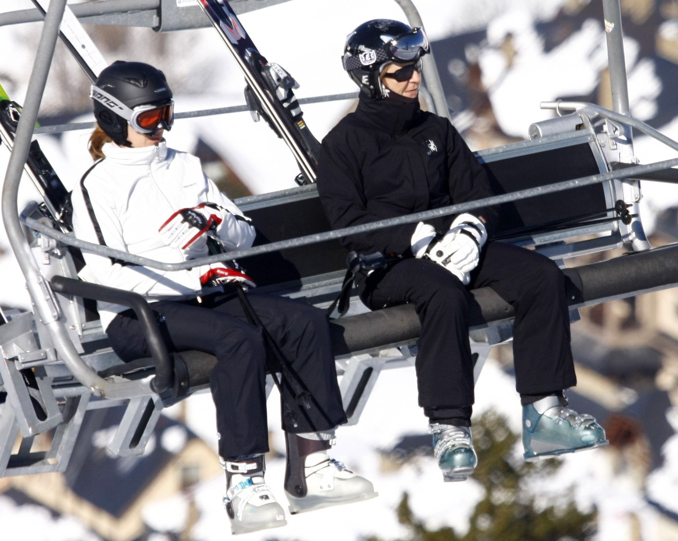 Princesas Cristina y Elena de España en funicular en Baqueira-Beret en febrero de 2013. | Foto: Getty Images