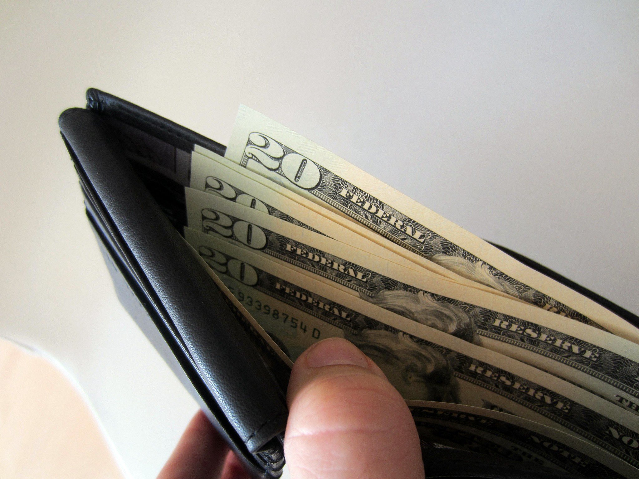 Money in a wallet. | Source: Flickr/401(K) 2012