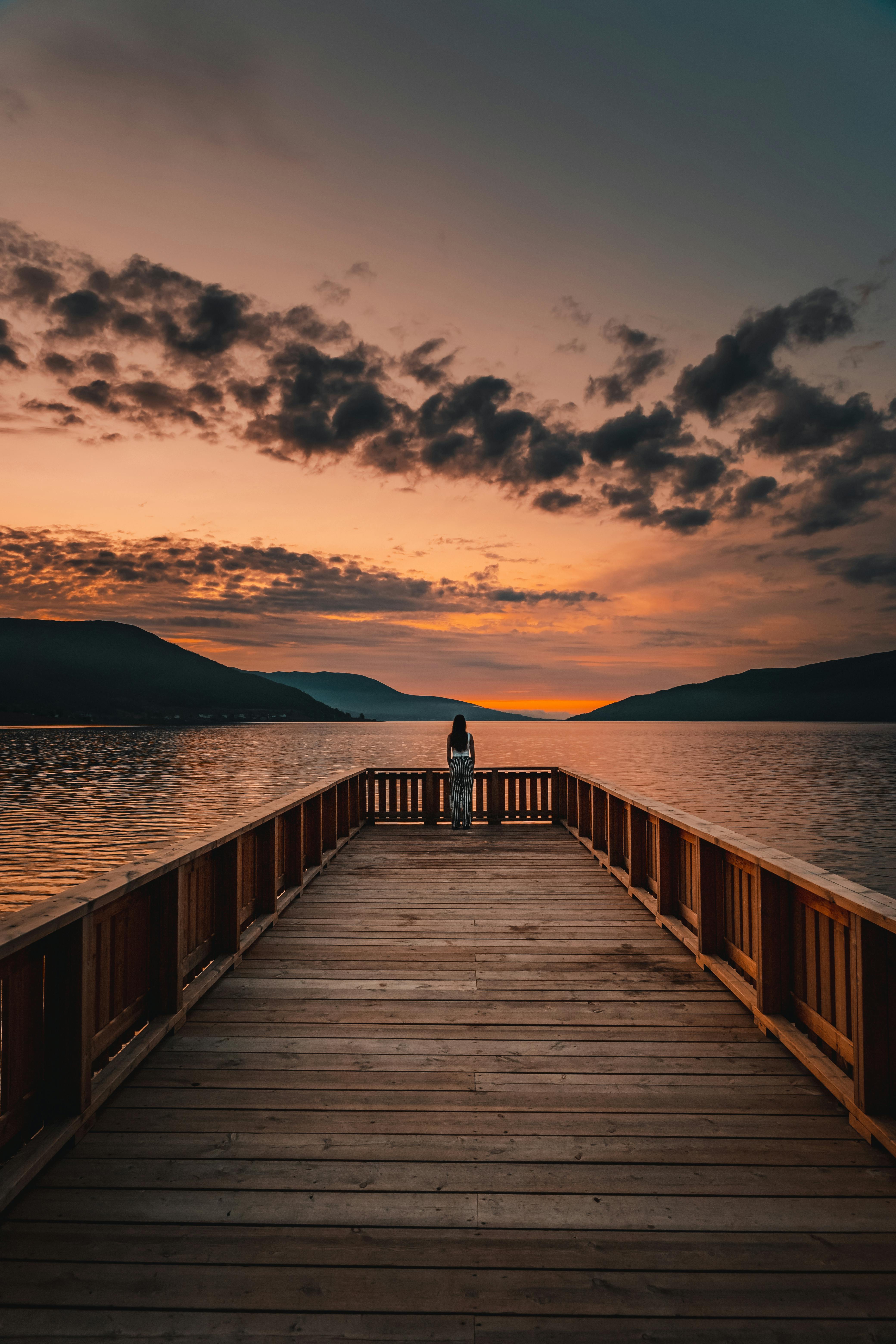 A woman enjoying the view of a sunset | Source: Pexels