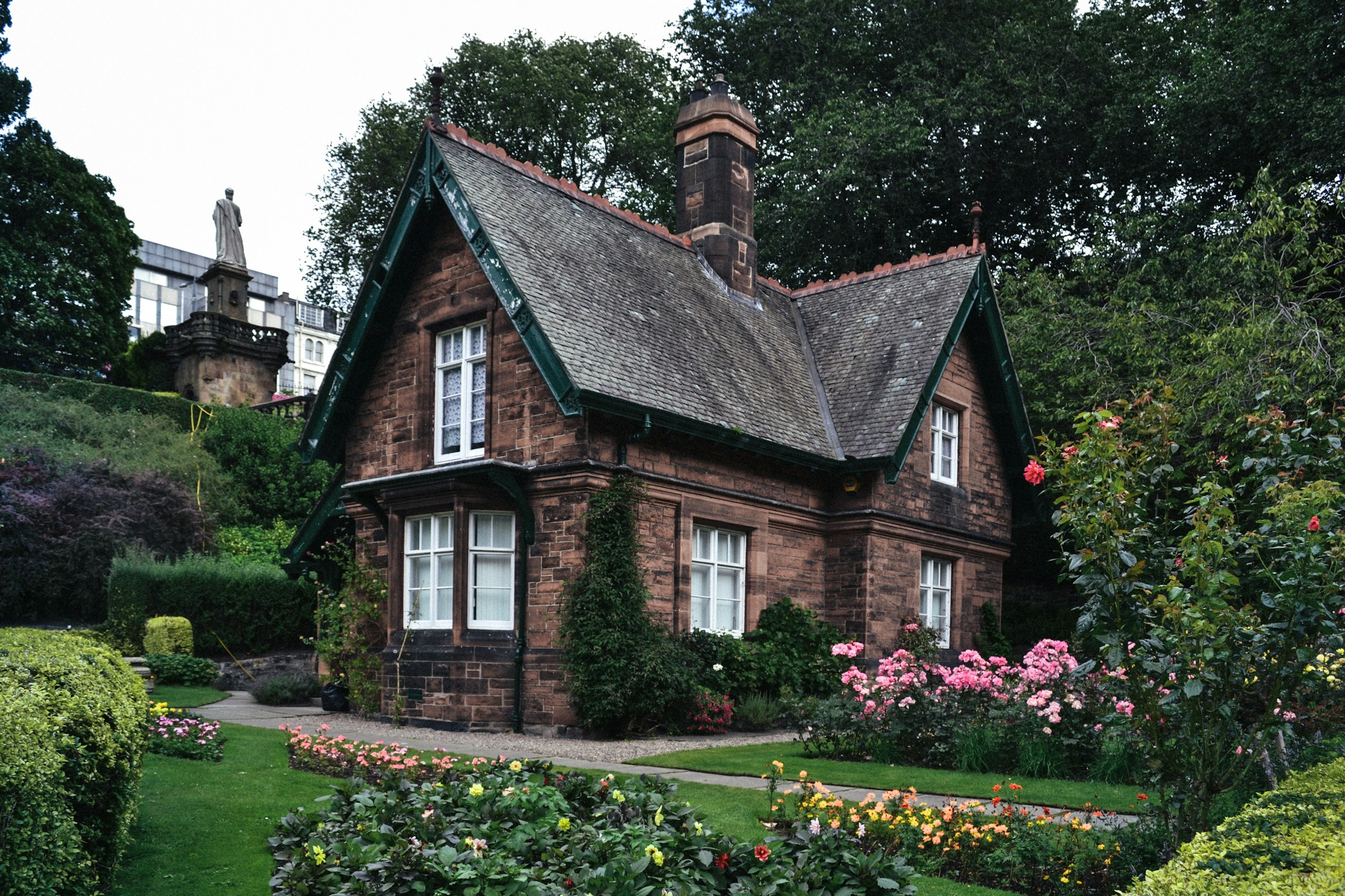 Uma casa cercada por um lindo jardim | Fonte: Unsplash