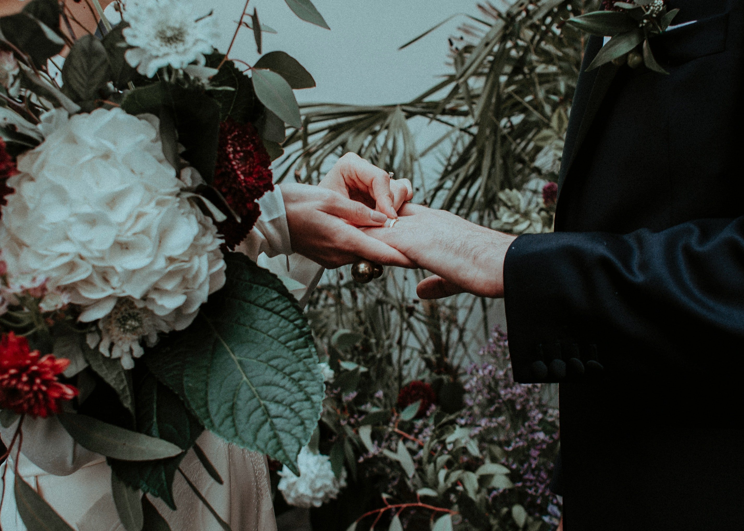 Mujer pone un anillo nupcial en el dedo de su novio durante la boda. | Foto: Pexels