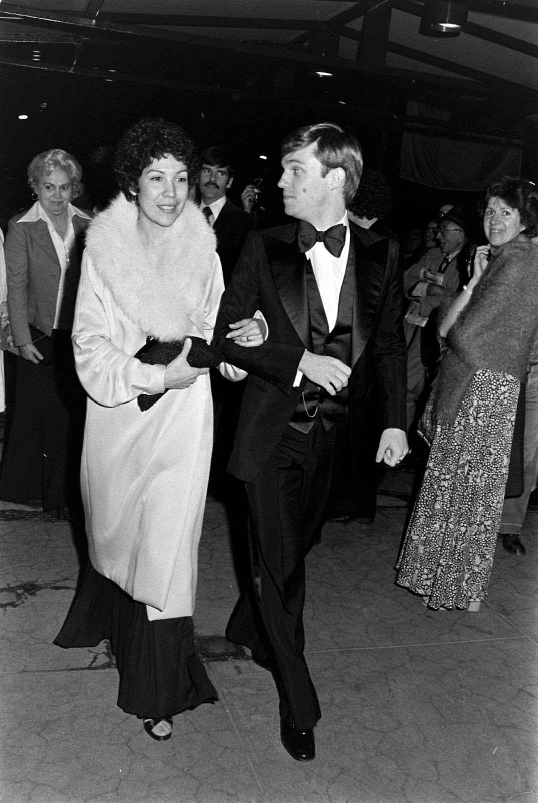 Alma Gonzales and Richard Thomas at a tribute presented by the Film Society of Lincoln Center in New York on May 2, 1975. | Source: Getty Images