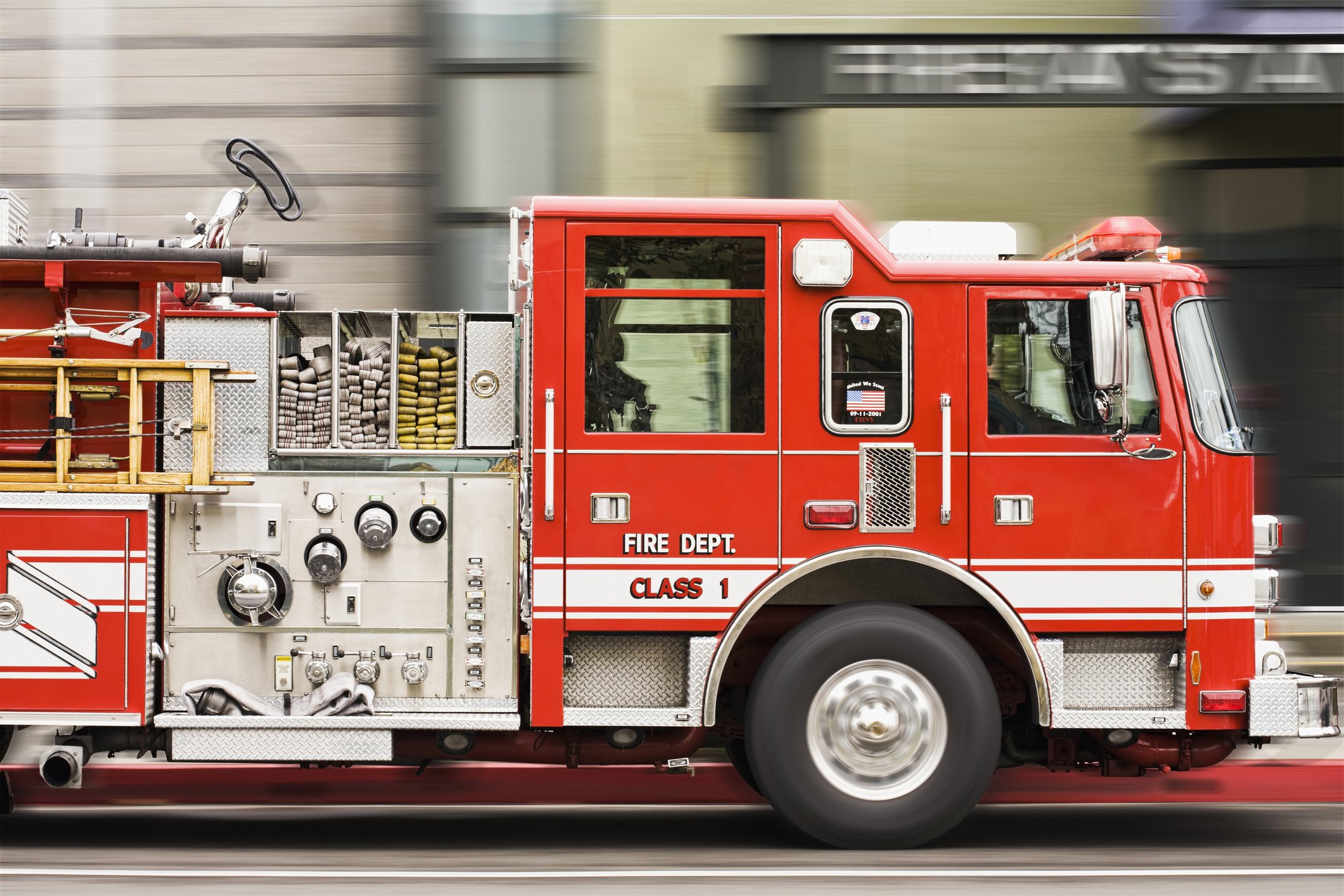 Verschwommene Ansicht des Feuerwehrautos, das in der Stadt fährt | Quelle: Getty Images