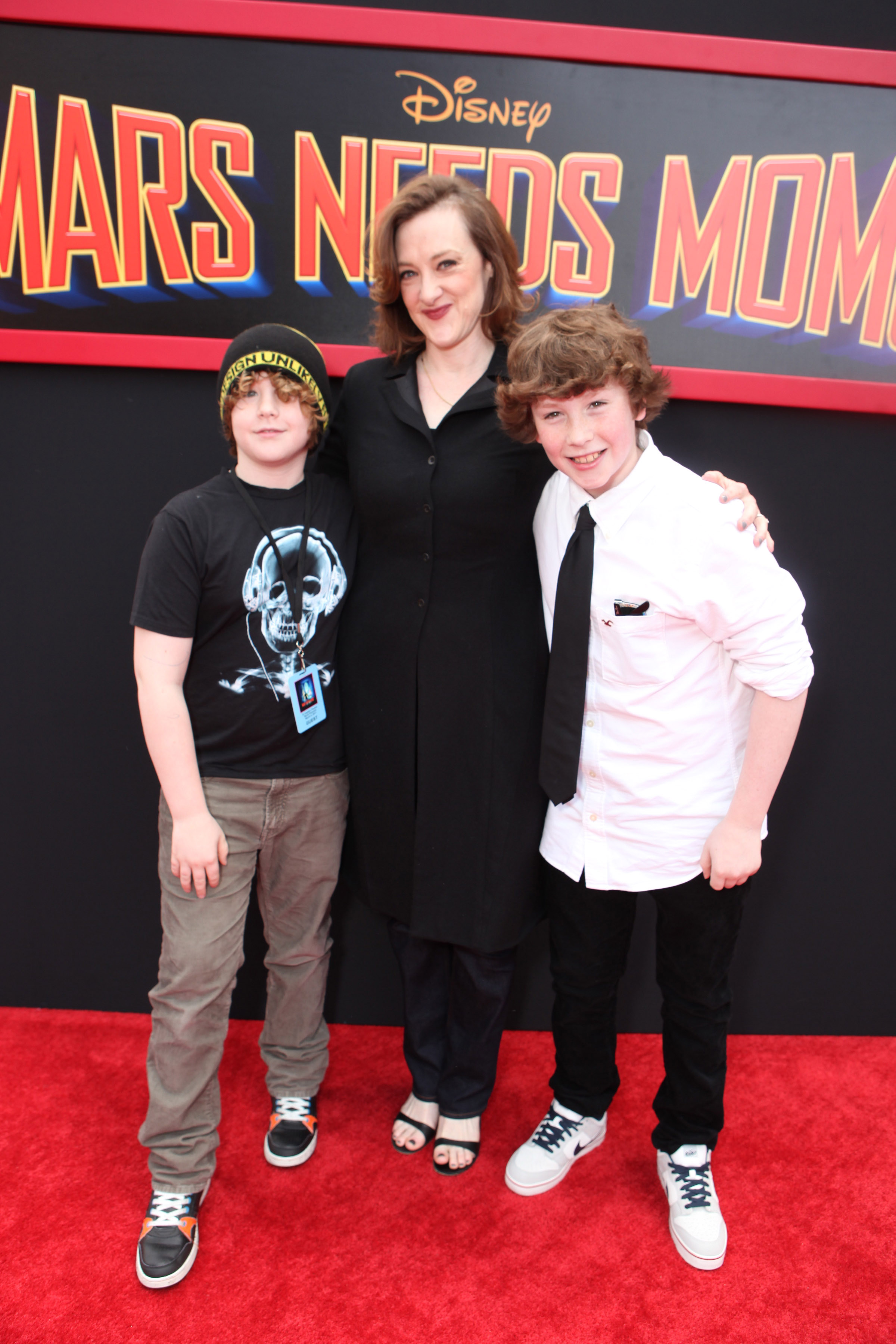 The actress with her sons Miles and Dylan John Burke at Disney's "Mars Needs Moms" World Premiere at the El Capitan Theatre on March 6, 2011 in Hollywood, California. | Source: Getty Images