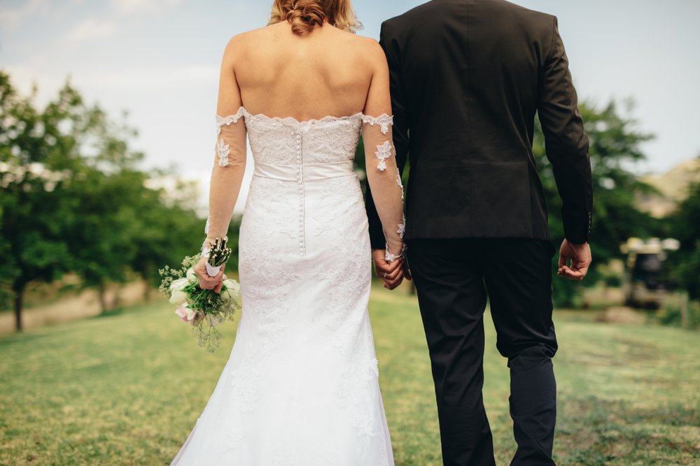 Los novios en una boda posando de espaldas a la cámara. | Foto: Shutterstock