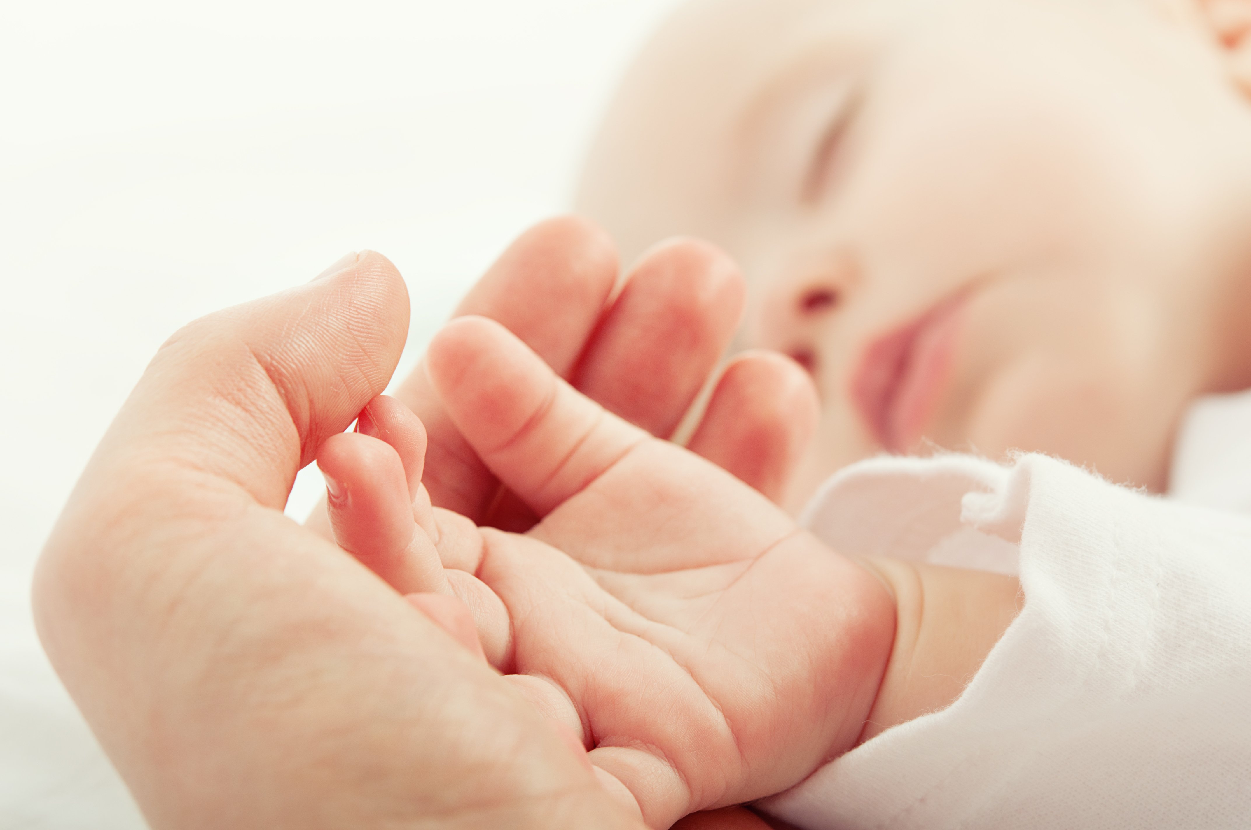 Baby hält Hand von Elternteil | Quelle: Shutterstock