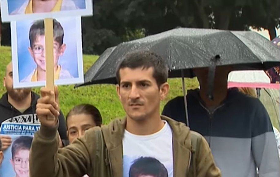 Juan Francisco Vargas en una movilización para pedir justicia por su hijo desaparecido. | Foto: YouTube/RTVE Noticias