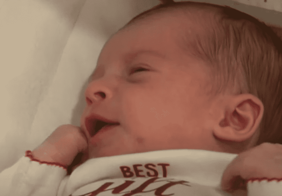 Ein Baby, das den Rekord dafür hält, der älteste Embryo zu sein, der erfolgreich zur Welt kam. | Quelle: Youtube/WBIR Channel 10