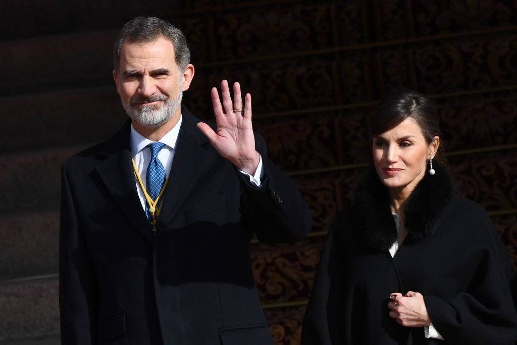 El rey Felipe VI y la reina Letizia llegan a la ceremonia de apertura de la XIV legislatura española en la Cámara Baja. | Foto: Getty Images