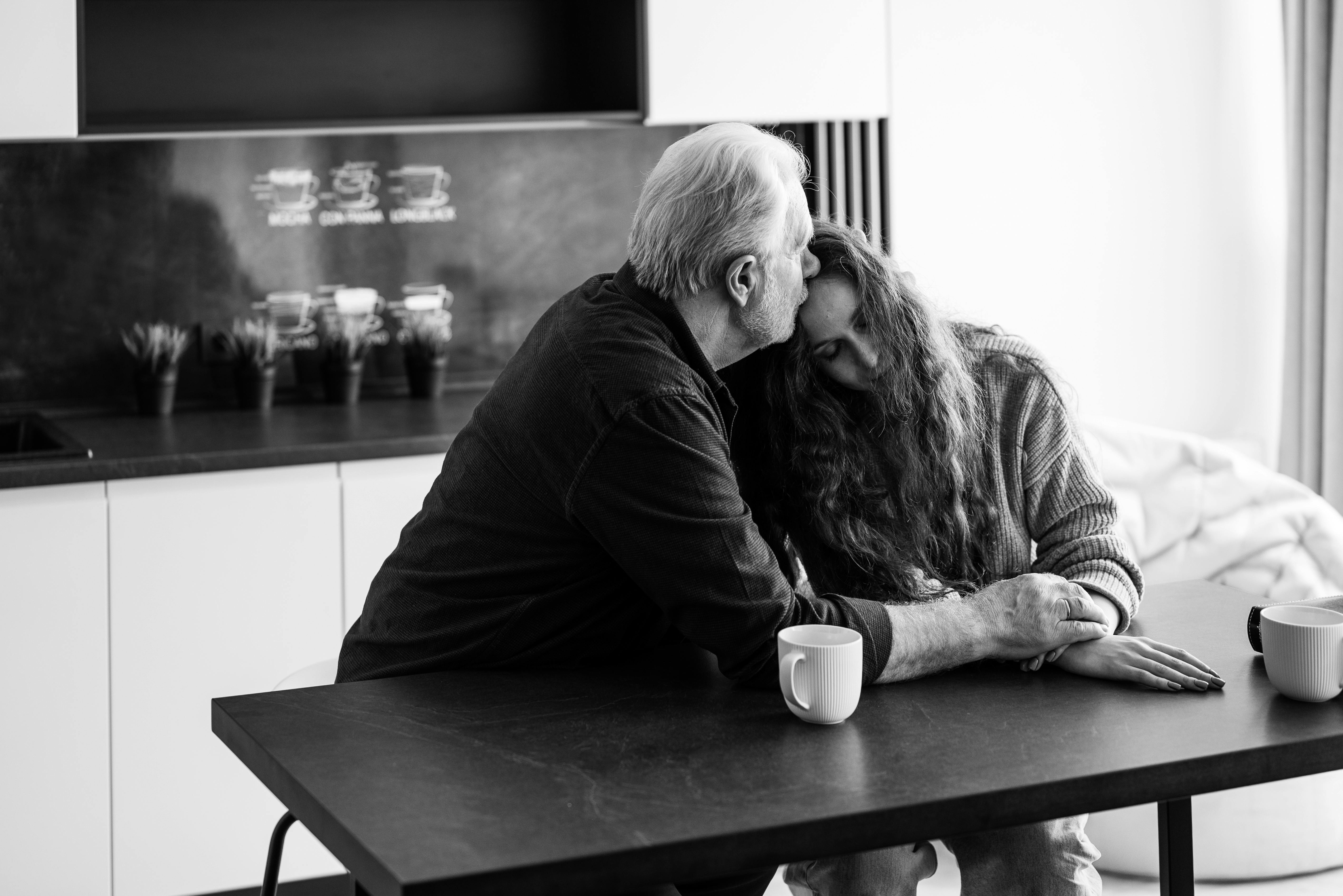 A father and his daughter embracing | Source: Pexels