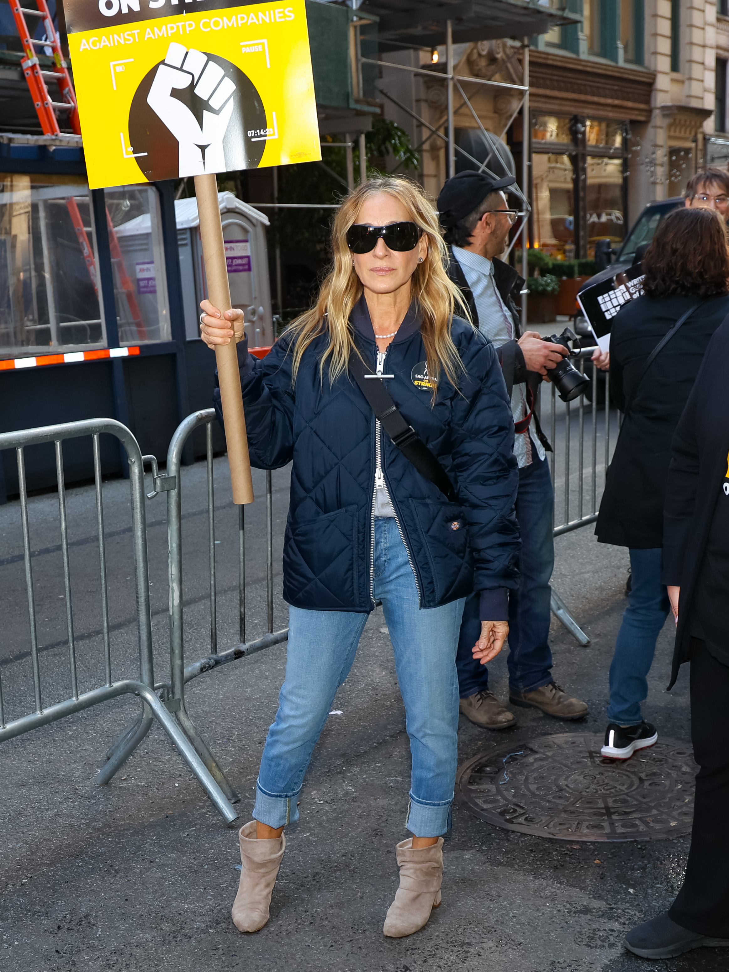 Sarah Jessica Parker spotted protesting at the SAG-AFTRA picket line in New York City on October 25, 2023 | Source: Getty Images