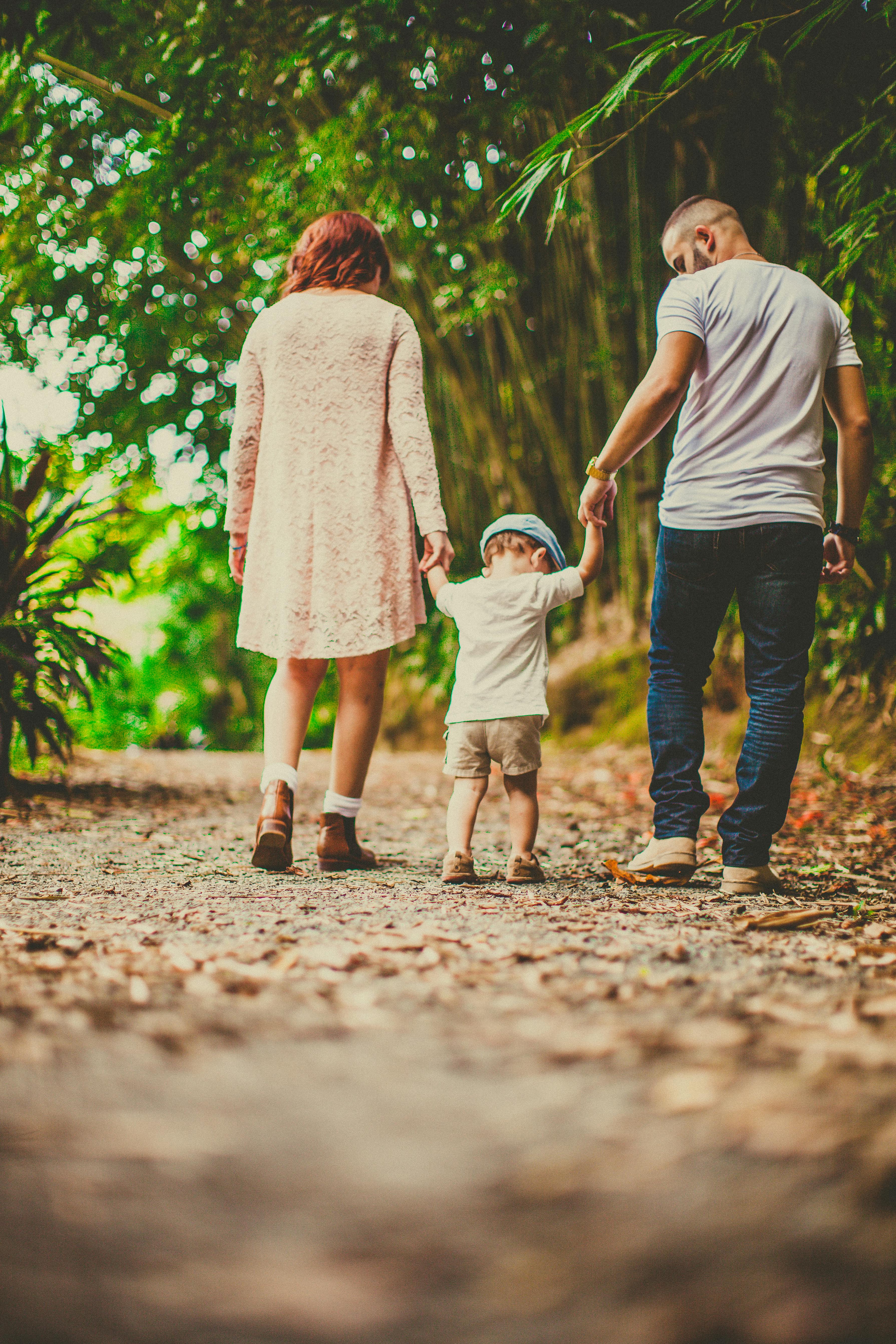 A couple taking a walk with their child | Source: Pexels