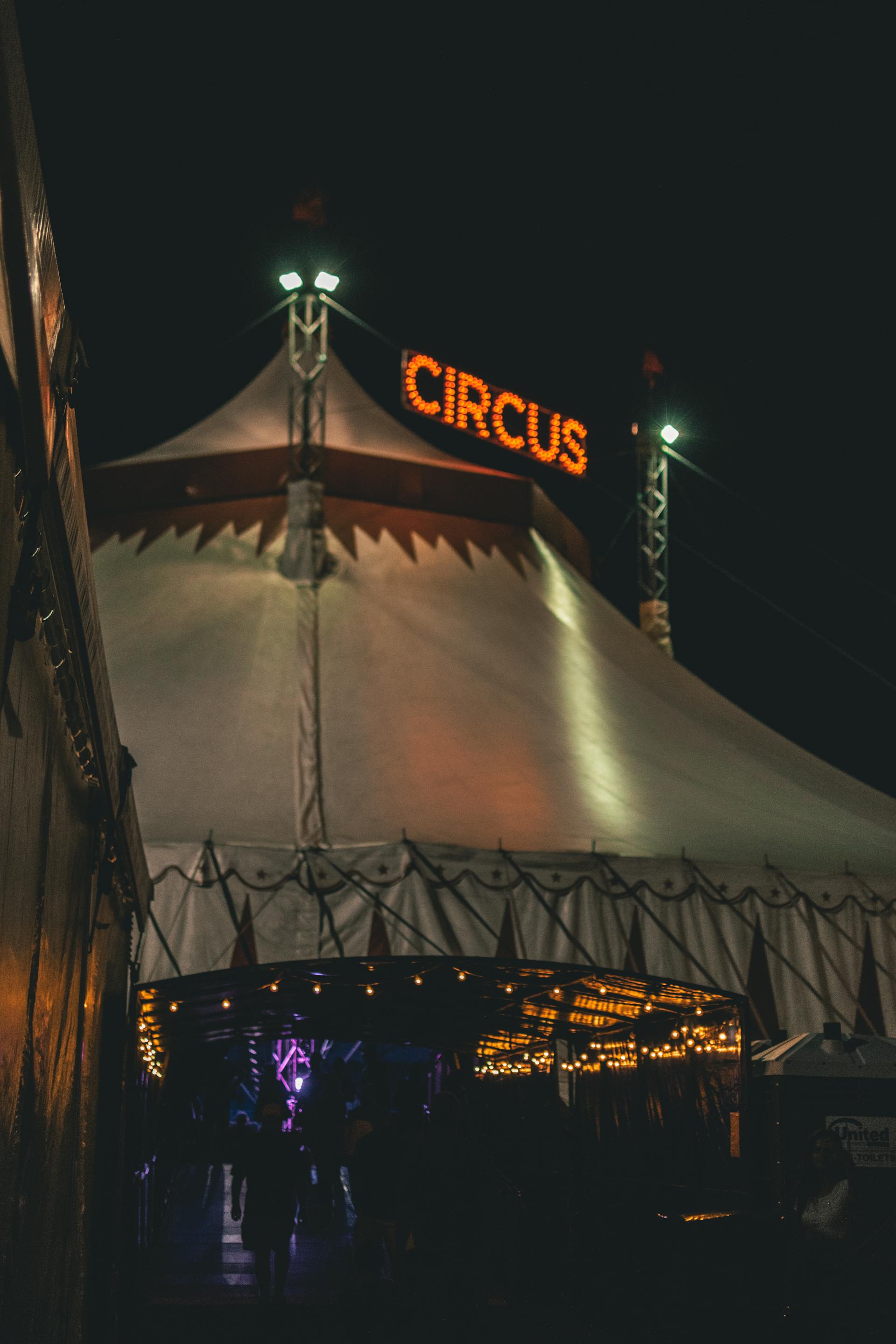 A circus tent at night | Source: Pexels