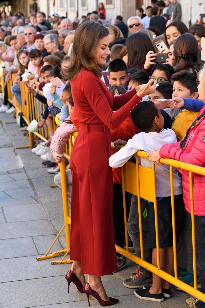 La reina Letizia de España saludando al público en la clausura del Seminario de Periodistas 'Como los medios de comunicación pueden ayudar a repoblar la España rural', el 12 de junio de 2019 en Burgo de Osma, España. | Imagen: Getty Images