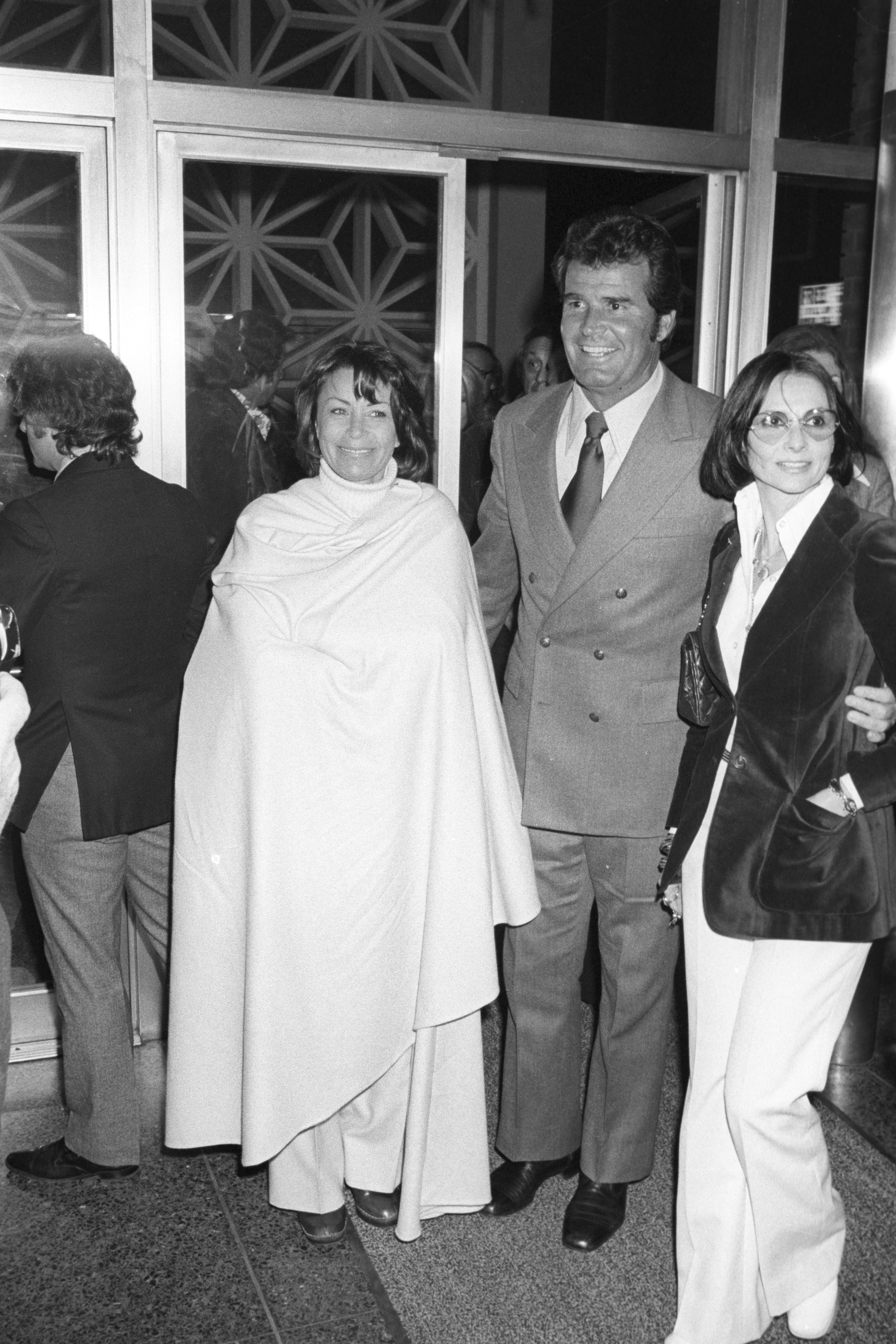 James Garner and friends at "The Getaway" premiere on December 8, 1972 in Los Angeles, California | Source: Getty Images
