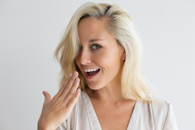 Une femme blonde qui rigole. l Source: Freepik