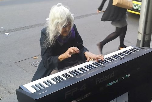 Natalie jouant dans la rue. l Source: YouTube/ Matthew Trayling Natalie jouant dans la rue. l Source: YouTube/ Matthew Trayling