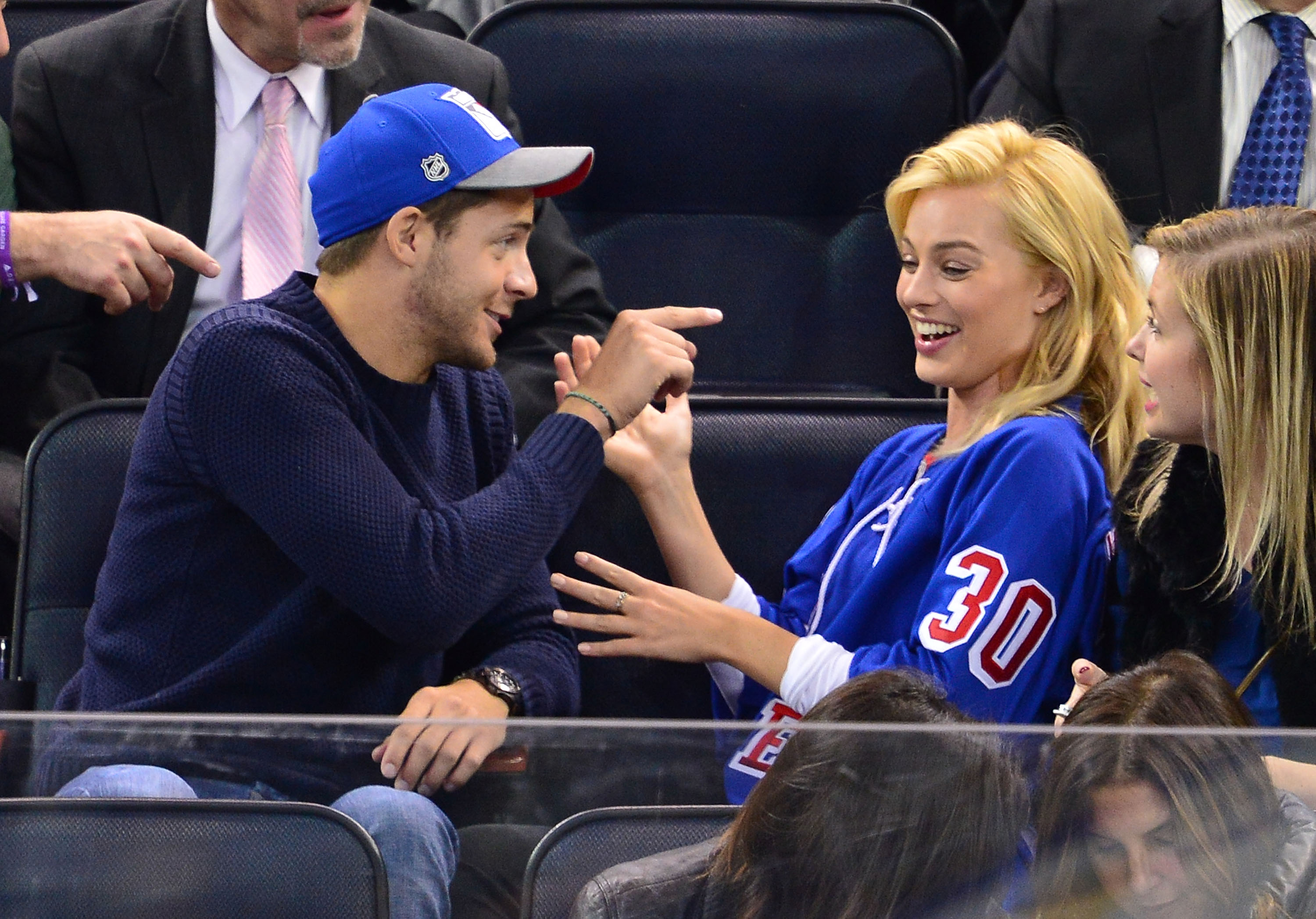 Tom Ackerley and Margot Robbie at the Philadelphia Flyers vs. New York Rangers game in New York City on November 19, 2014 | Source: Getty Images