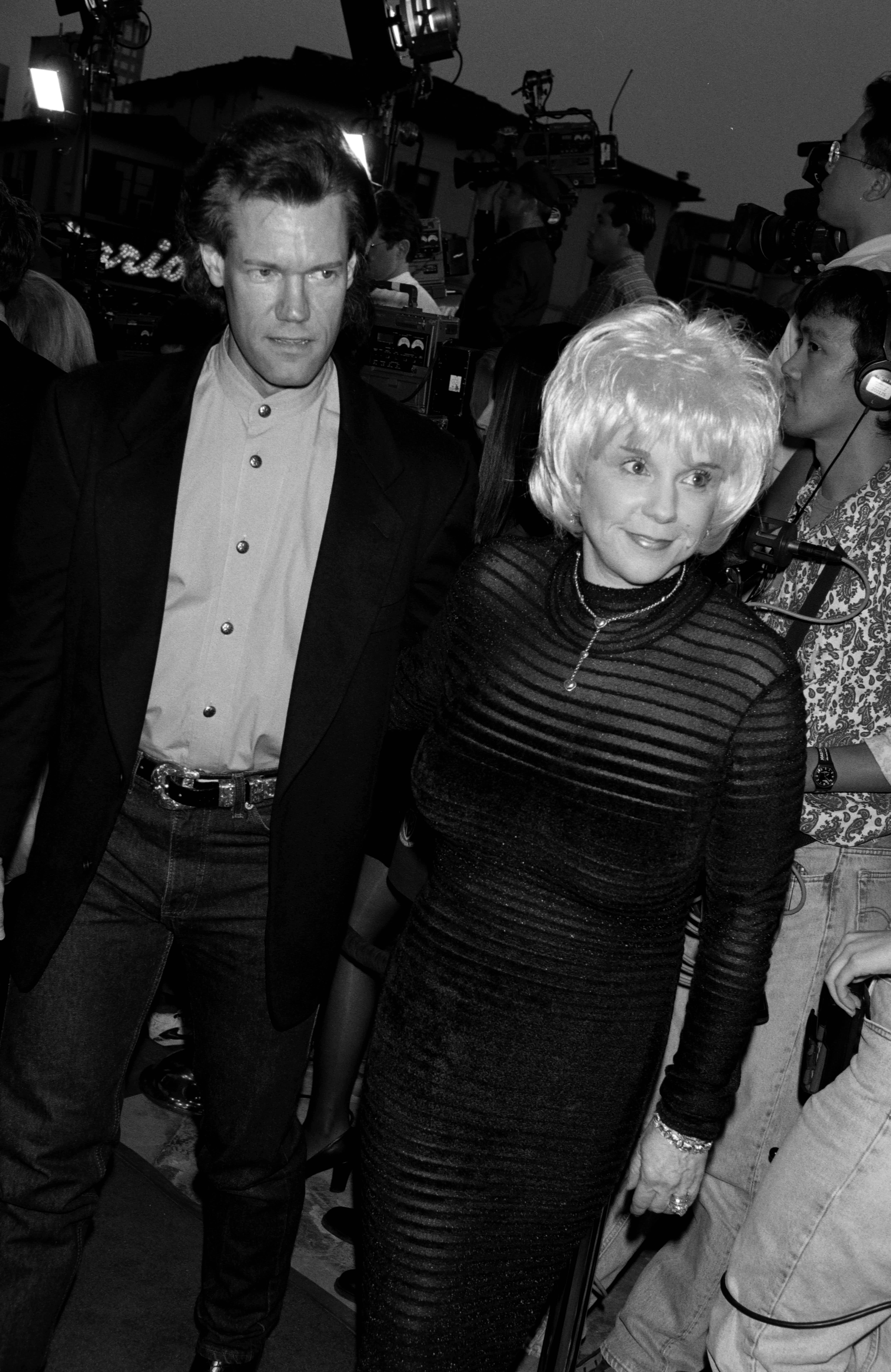 Randy Travis and Elizabeth Hatcher-Travis at the premiere of "Twister" on on May 13, 1996, in Los Angeles, California. | Source: Getty Images