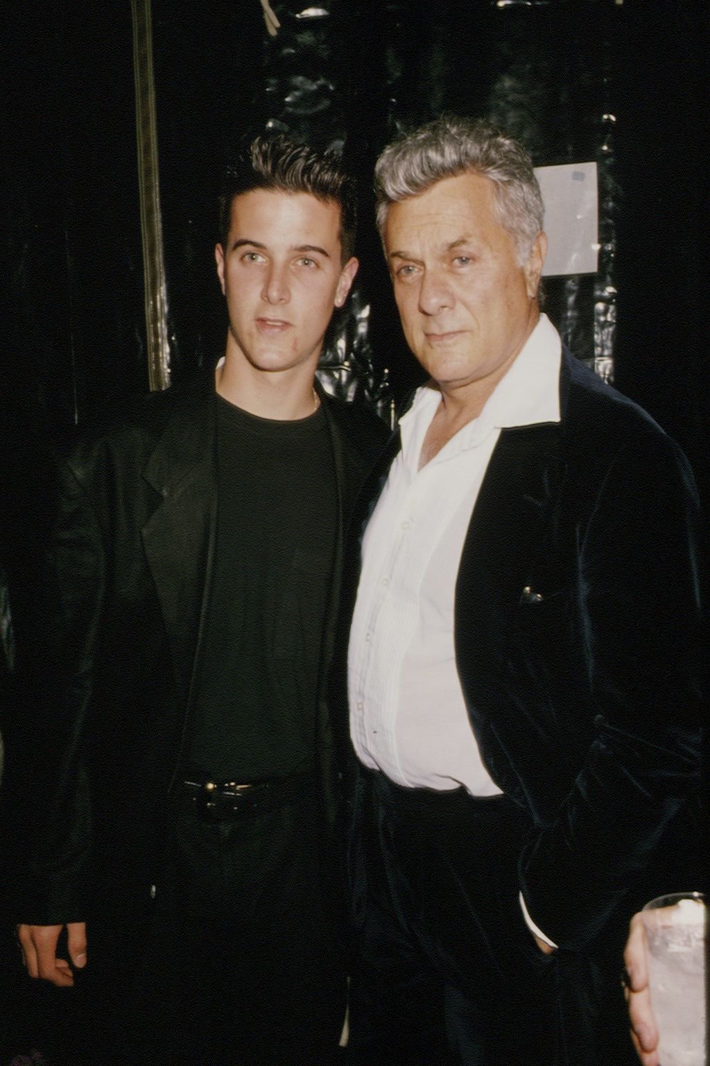 Tony Curtis with son Nicholas at Hugh Hefner'e engagement to Kimberley Conrad in 1989 | Source: Getty Images