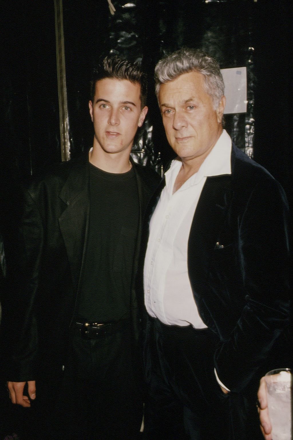 Tony Curtis avec son fils Nicholas lors des fiançailles de Hugh Hefner avec Kimberley Conrad en 1989 |  Photo : Getty Images