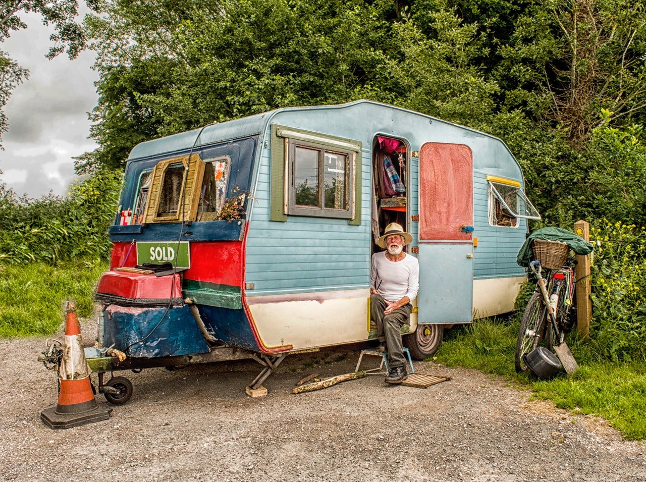Der Großonkel lebte in einem dreckigen Wohnwagen | Quelle: Pexels