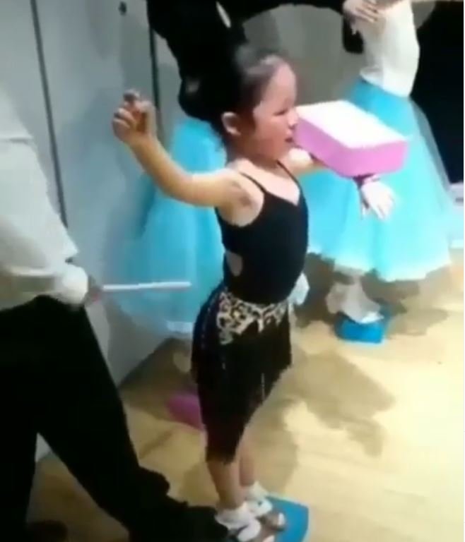 La niña recibió un severo entrenamiento como bailarina | Foto: Instagram / universaldance_