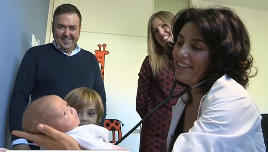 Médicos y familiares ven a la bebé. Fuente: Aragon Noticias / YouTube Médicos y familiares ven a la bebé. Fuente: Aragon Noticias / YouTube