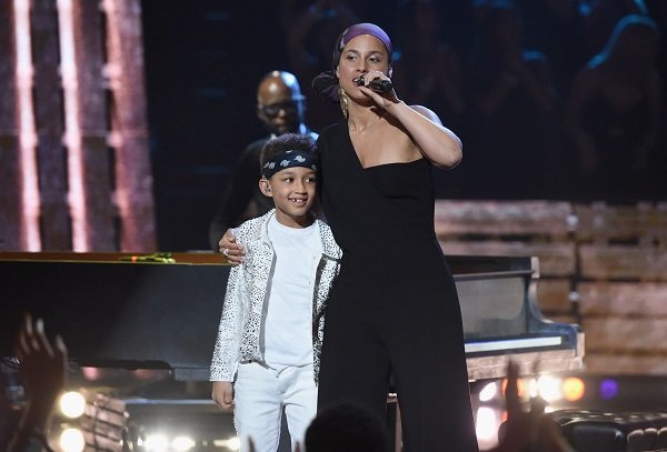 Alicia Keys en el escenario con su hijo Egipto en los iHeartRadio Music Awards 2019. | Foto: Getty Images