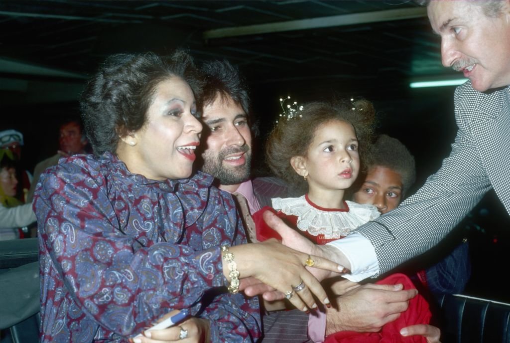 Singer Minnie Riperton, her husband Richard Rudolph, and children Maya Rudolph and Marc Rudolph greet a fan at the Hollywood Christmas Parade in circa 1978 in Los Angeles, California. | Source: Getty Images